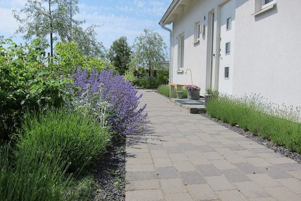 Entré med lavendelhäck, mix grå byasten och svart diabas